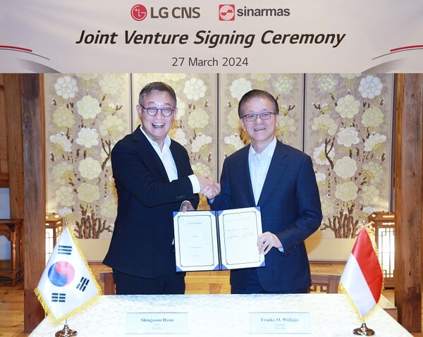 LG CNS 현신균 대표(왼쪽)와 시나르마스 프랭키 우스만 위자야 회장이 합작투자 계약을 체결하고 있다 (사진=LG CNS)